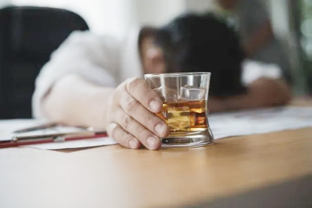 Tài xế uống 1 lít rượu kéo lê xe máy 3km: Nồng độ cồn ở mức nguy hiểm ra sao?