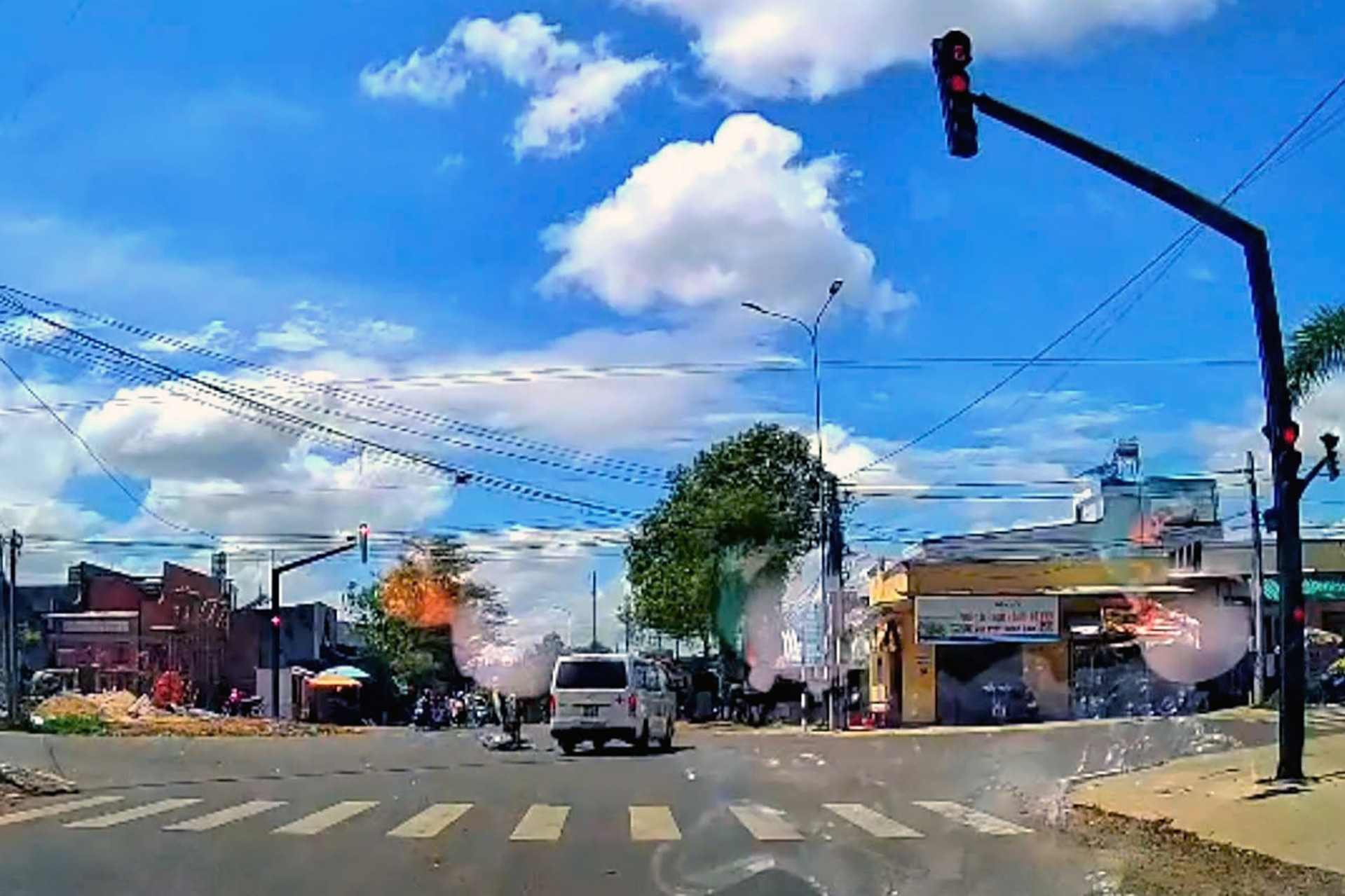 Xe cấp cứu vượt đèn đỏ, gây tai nạn khiến thanh niên 17 tuổi nhập viện