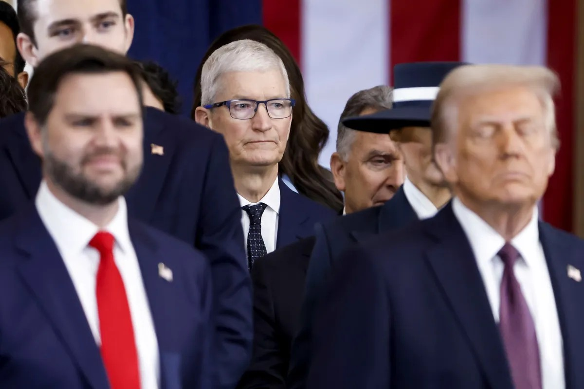 Apple đầu tư 500 tỷ USD, tuyển 20.000 vị trí 'lấy lòng' ông Trump?