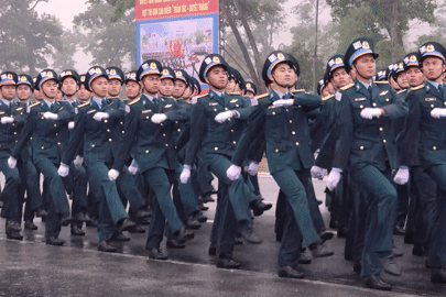 Bộ đội dầm mưa hợp luyện diễu binh, diễu hành kỷ niệm 50 năm thống nhất đất nước