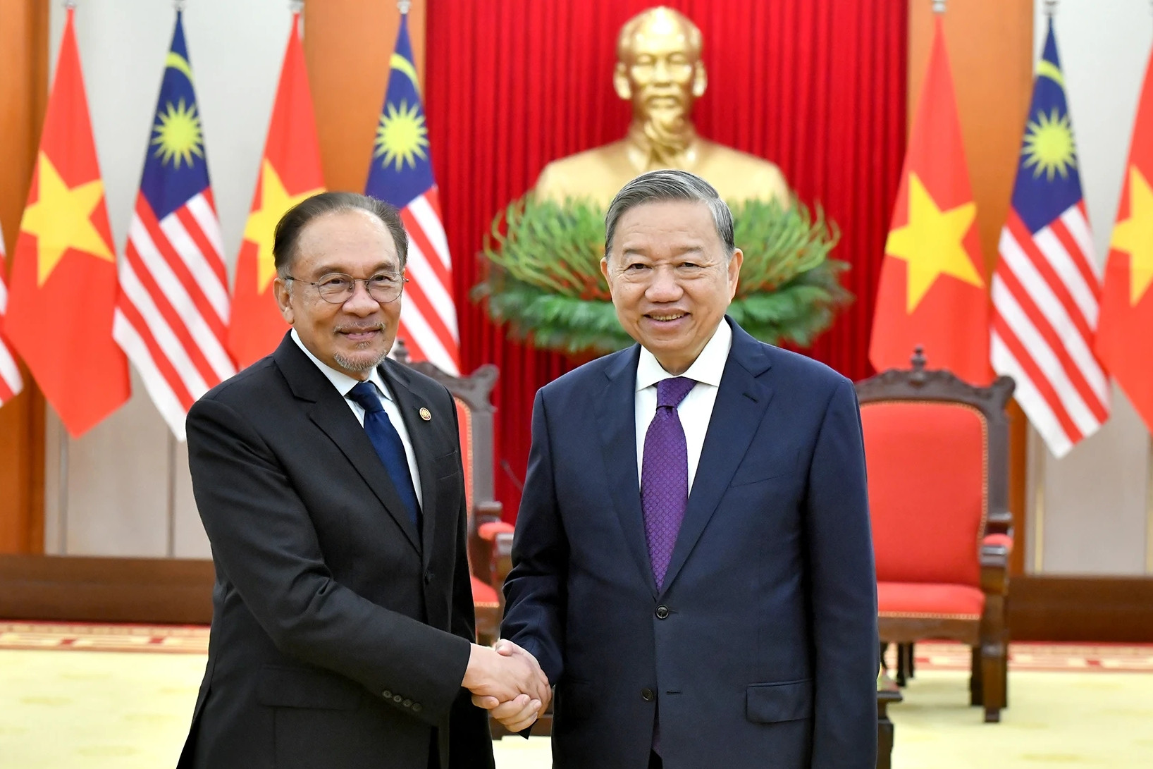 Tổng Bí thư và Thủ tướng tiếp lãnh đạo nhiều nước