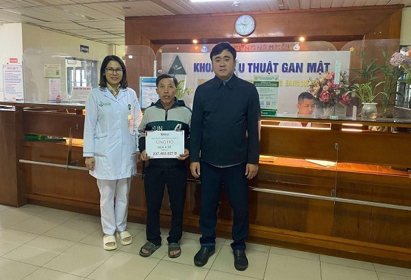 Trao hơn 237 triệu đồng đến em Mùa A Dê bị xơ gan, sỏi mật