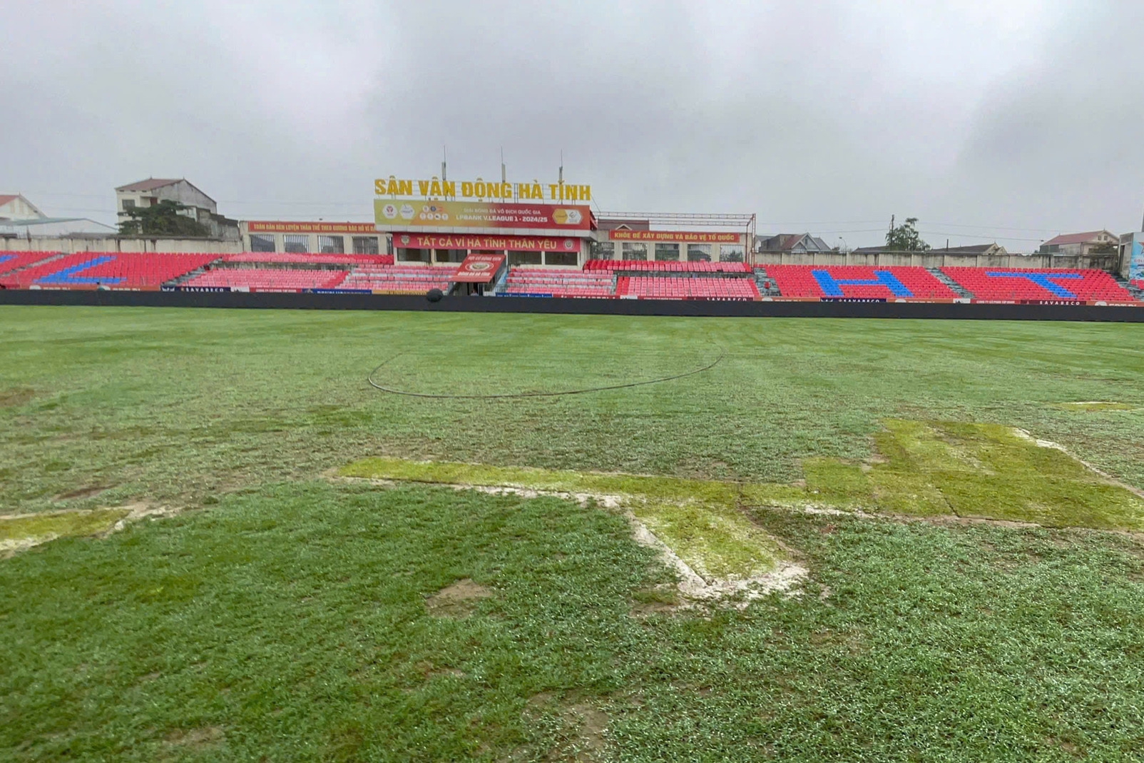 V-League còn 1 sân xấu, tạm thời bị 'treo' để khắc phục