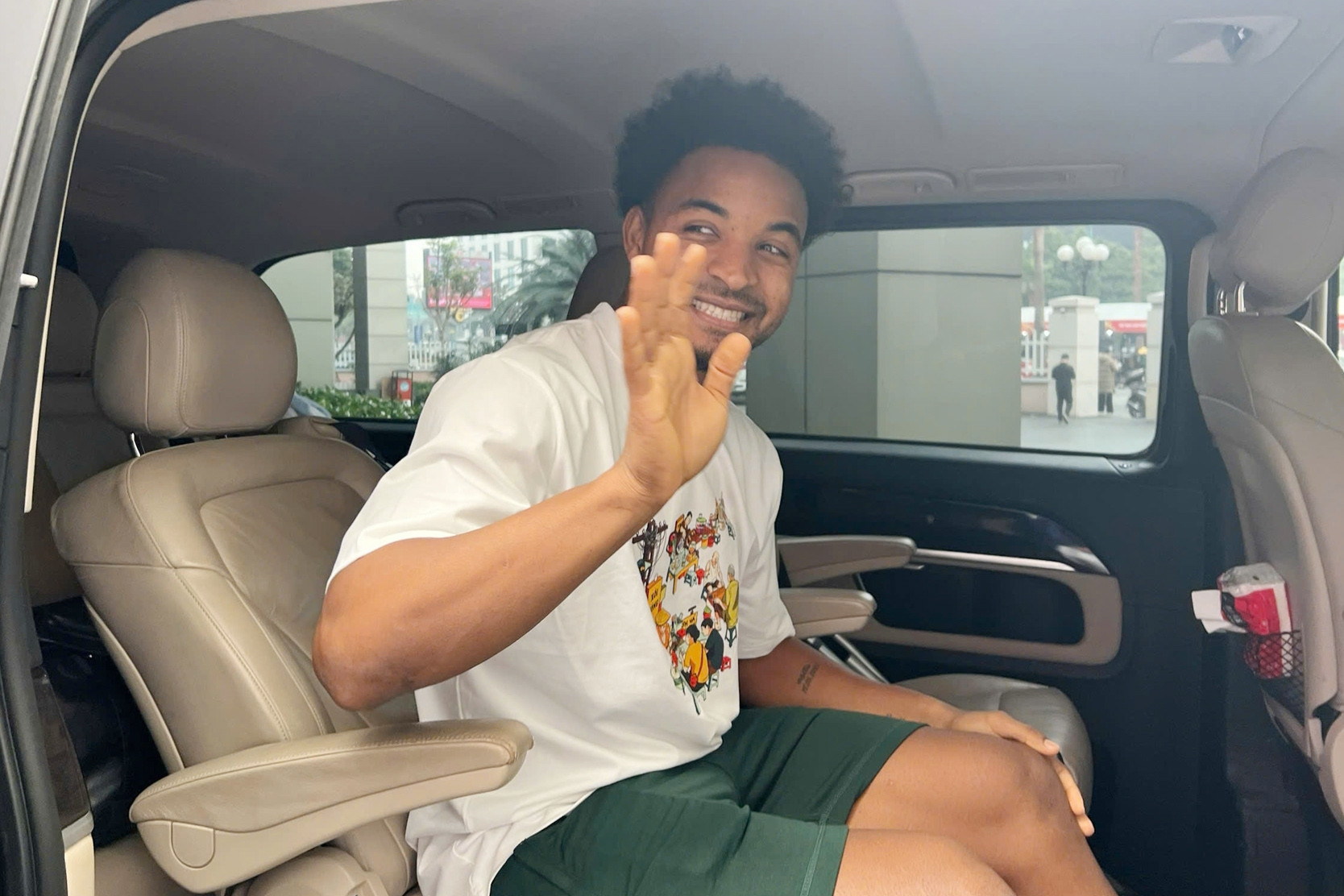 Xuân Son chống nạng, cùng vợ con dự Gala Quả bóng vàng Việt Nam