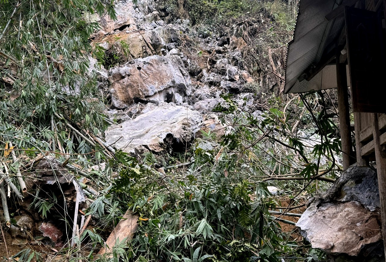 a7Hiện trường hàng trăm khối đá.jpg