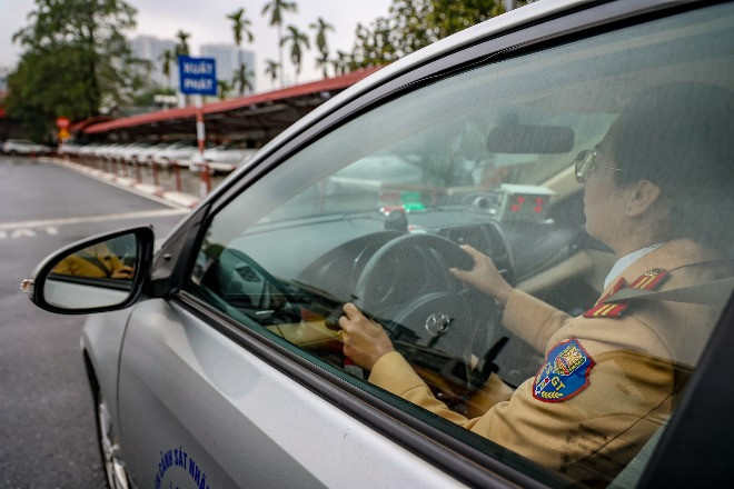 Nữ CSGT Hà Nội thực hành đề pa lên dốc, sẵn sàng sát hạch lái xe