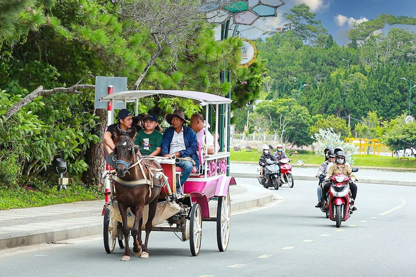 Đà Lạt cấm xe ngựa chở khách tham quan hồ Xuân Hương