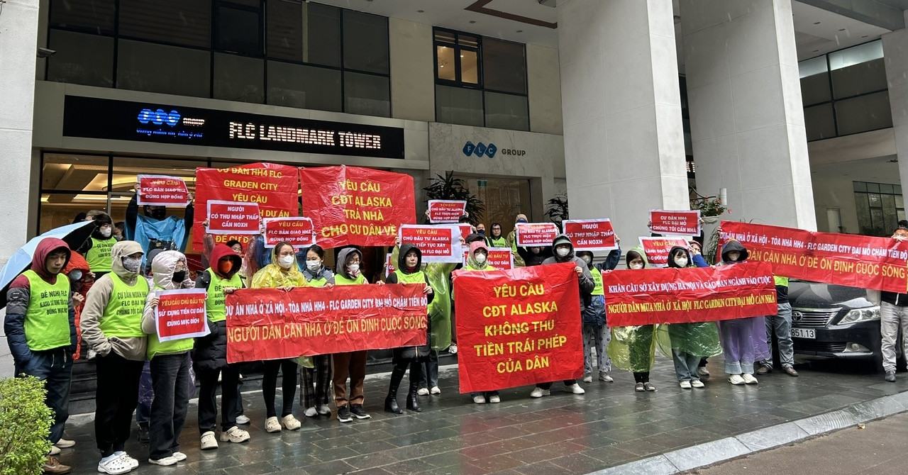 Hàng trăm người đội mưa đi đòi nhà ở xã hội Hà Nội chậm bàn giao hơn 2 năm