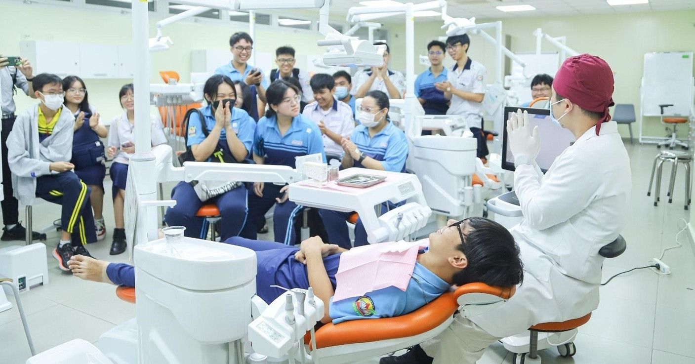 Khám Phá Lĩnh Vực Sức Khỏe: Hơn 500 Học Sinh Trải Nghiệm Tại Trường ĐH Văn Lang