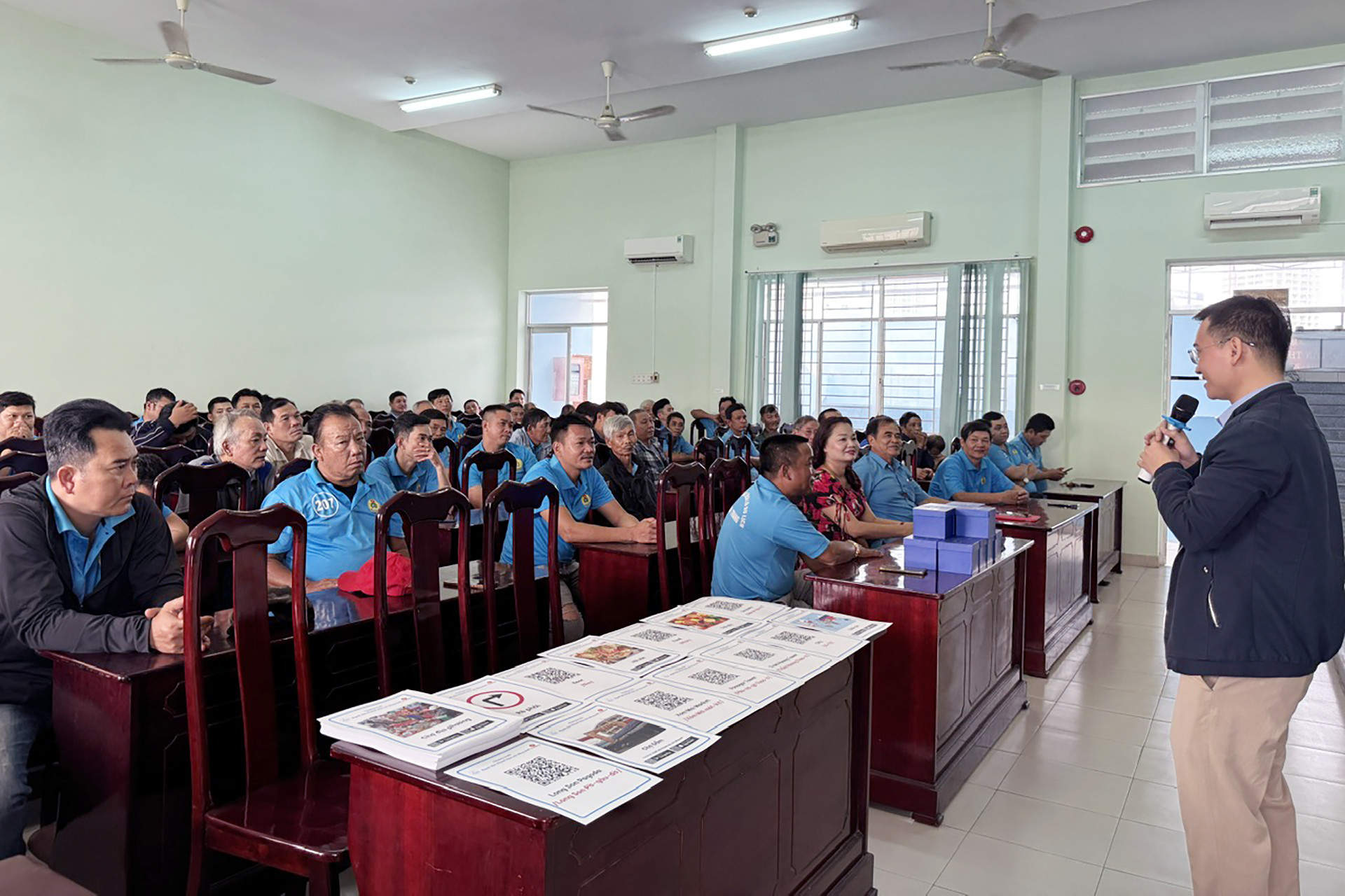 lop hoc tieng anh 1.jpg