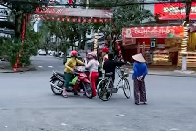 Nhóm phụ nữ vô tư dừng xe 'buôn chuyện' giữa đường: Sự tùy tiện nguy hiểm