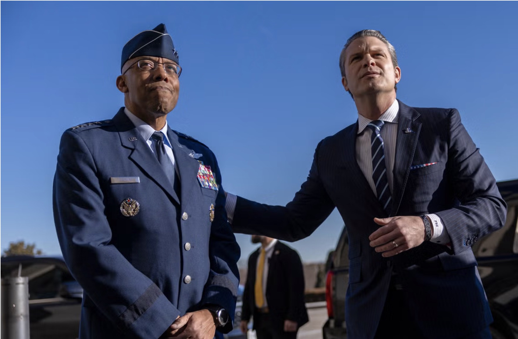 Tướng Brown và Bộ trưởng Quốc phòng Hegseth. Ảnh: EPA