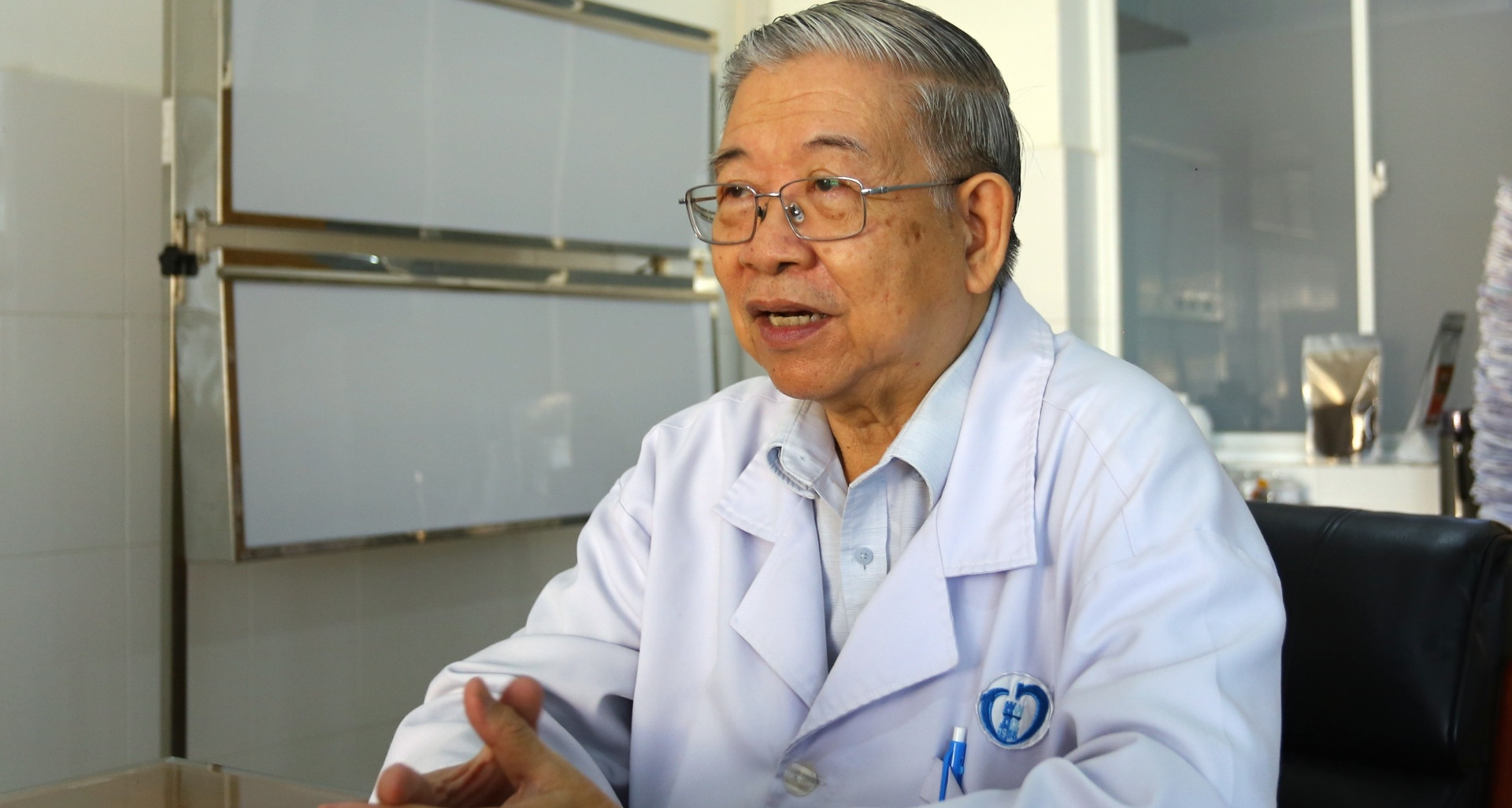 Bác sĩ về hưu hơn 10 năm vẫn cống hiến "hồi sinh" những trái tim