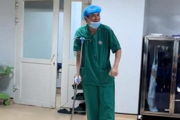 Bức ảnh bác sĩ 'chống nạng' bước ra khỏi phòng mổ chạm trái tim ngàn người