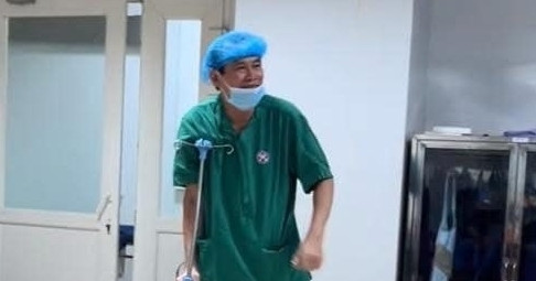 Bức ảnh bác sĩ "chống nạng" bước ra khỏi phòng mổ chạm trái tim ngàn người