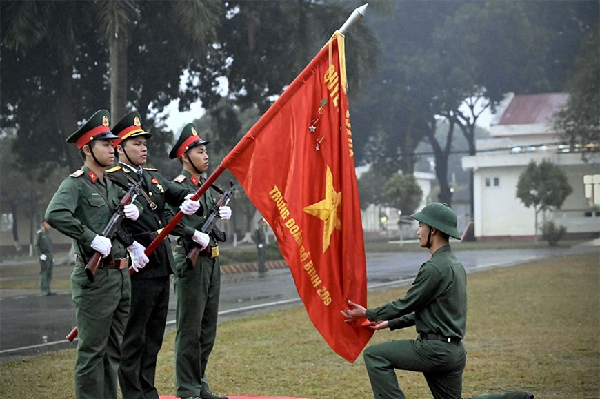 Chiến sĩ đại diện cho hơn 700 quân nhân xuất ngũ hôn Quân kỳ Quyết thắng