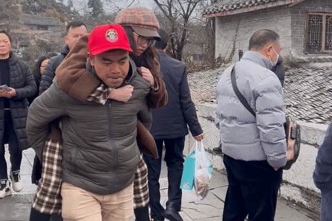 Khách Việt cõng cô gái vượt nghìn bậc đá đi cấp cứu gây xôn xao ở Trung Quốc