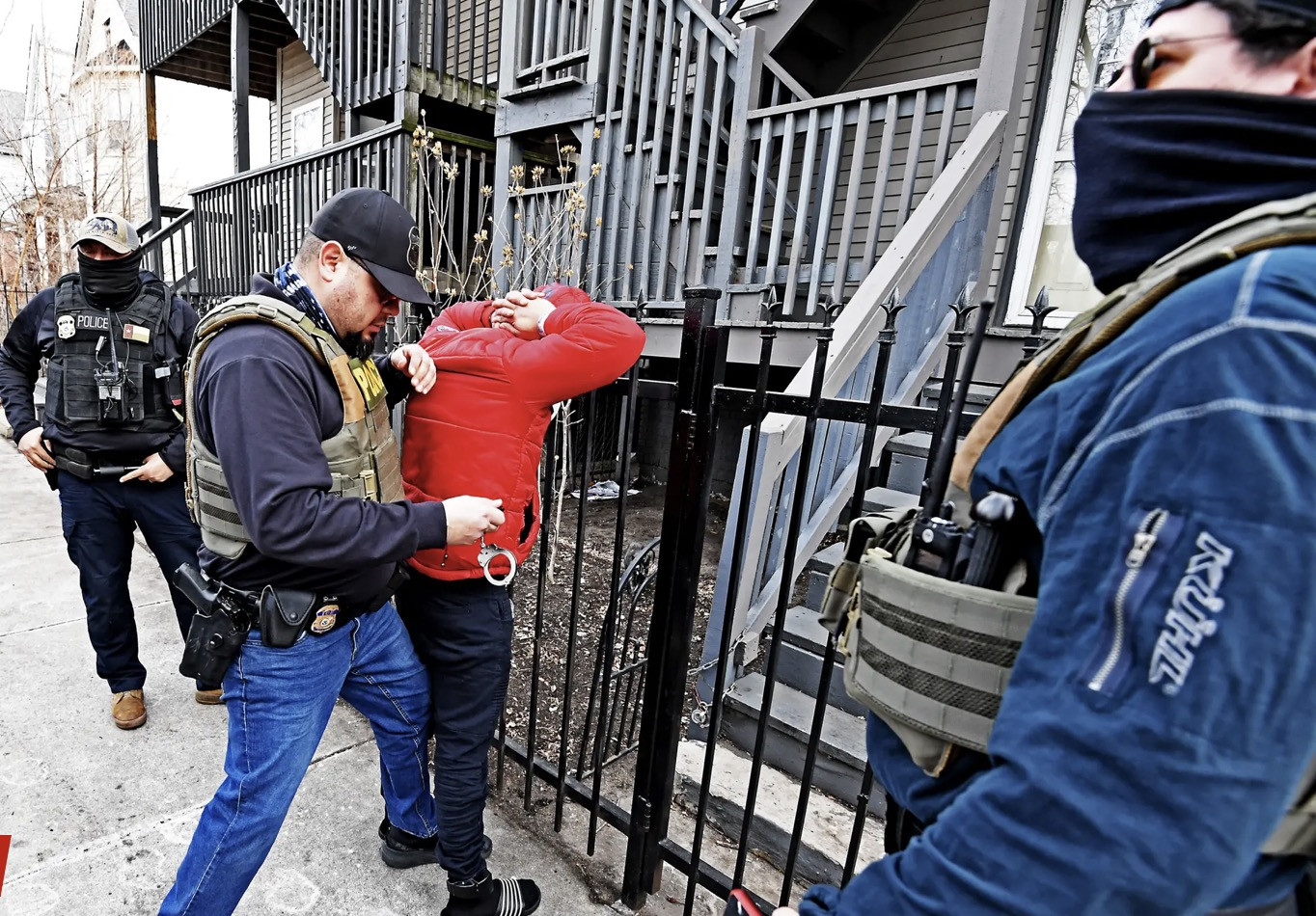 Mỹ bắt người nhập cư trái phép. Ảnh: NY Post