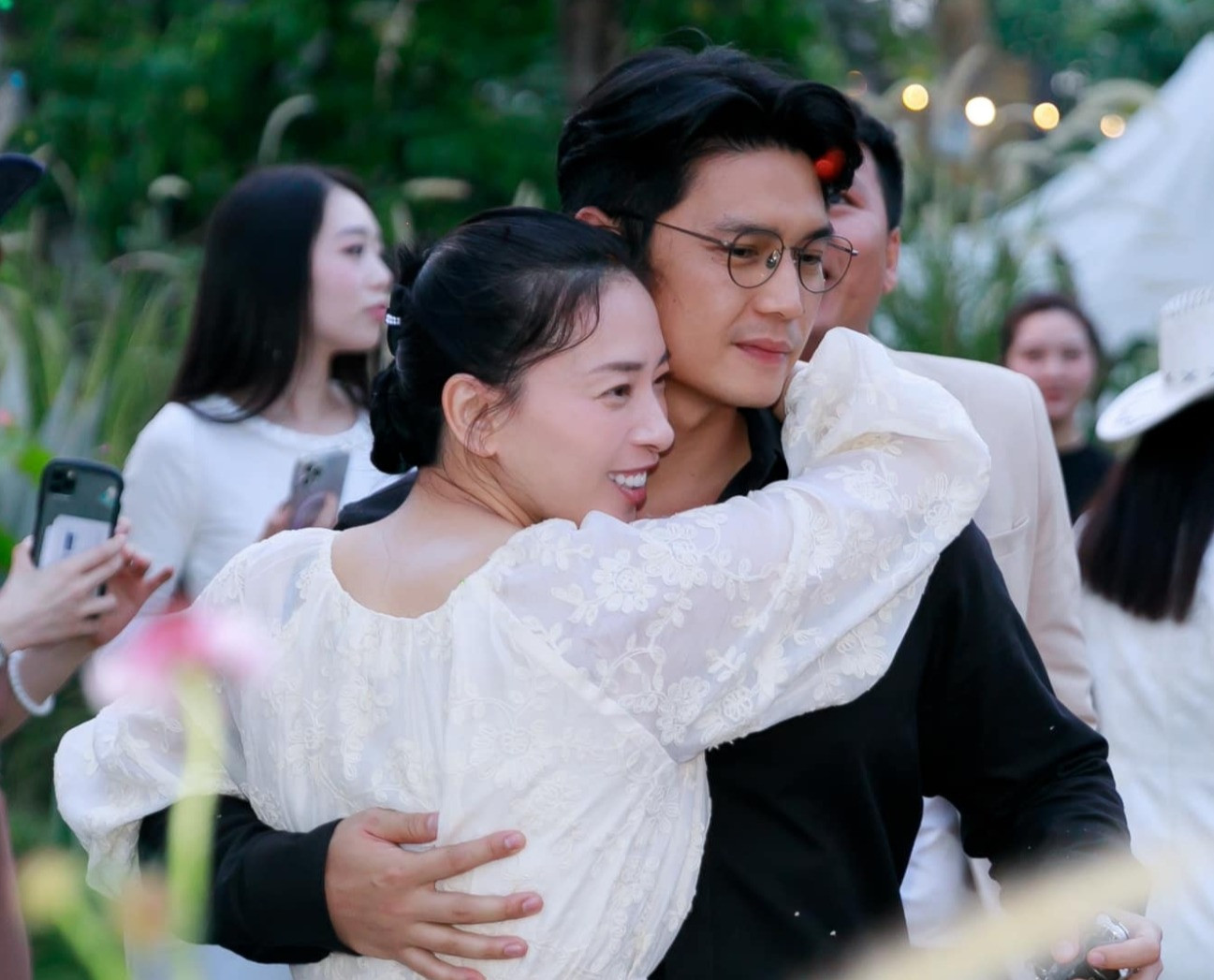 Ngô Thanh Vân ôm chặt chồng trẻ kém 11 tuổi, Hoàng Rapper 'cưỡng hôn' Xuân Son