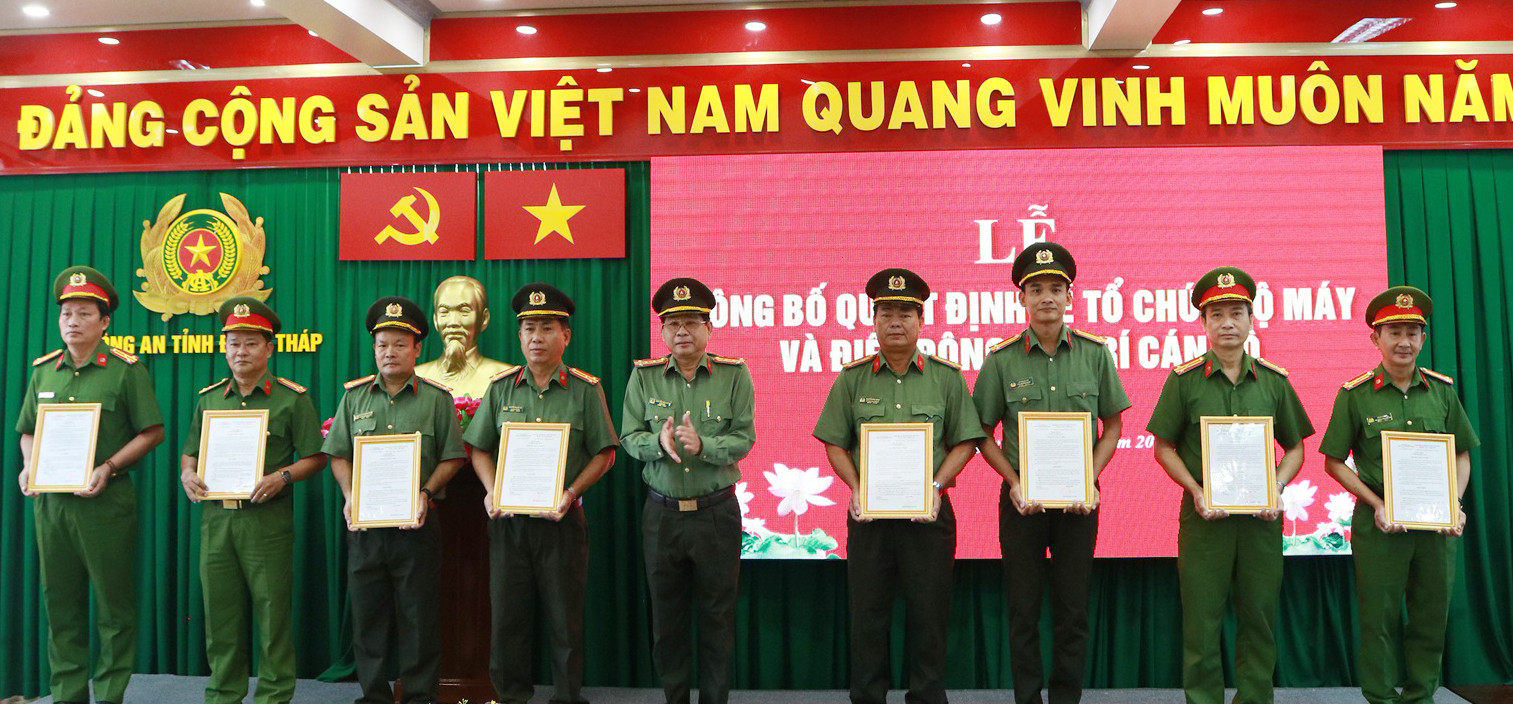 Đại tá Nguyễn Văn Hiểu, Giám đốc Công an tỉnh trao quyết định điều động, bố trí cho các đồng chí Lãnh đạo cấp phòng, huyện. (1).jpg