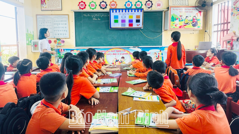 Một giờ học ứng dụng công nghệ thông tin tại Trường Tiểu học Hải Anh (Hải Hậu).