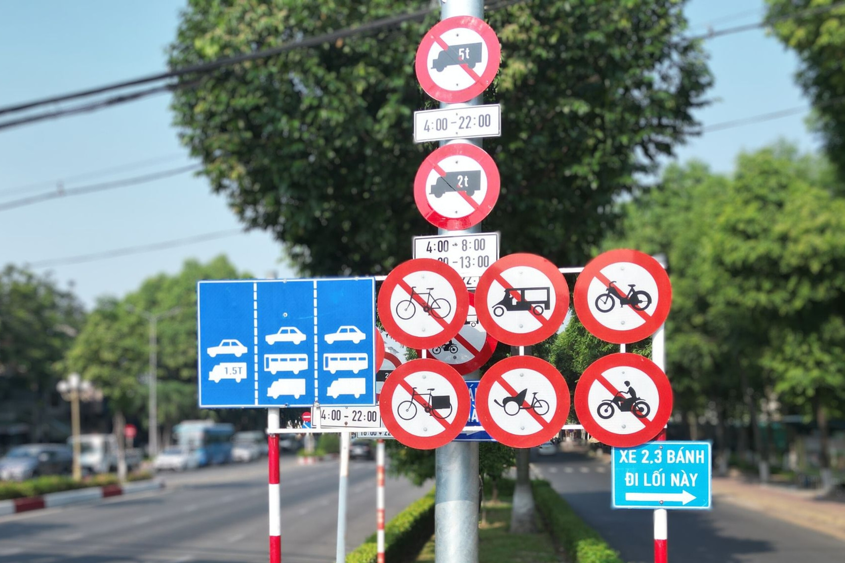 Người dân Đồng Nai than trời giữa 'rừng' biển báo chồng chéo