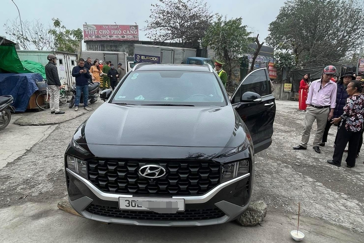 Phát hiện người đàn ông tử vong trong ô tô tại Hà Nội