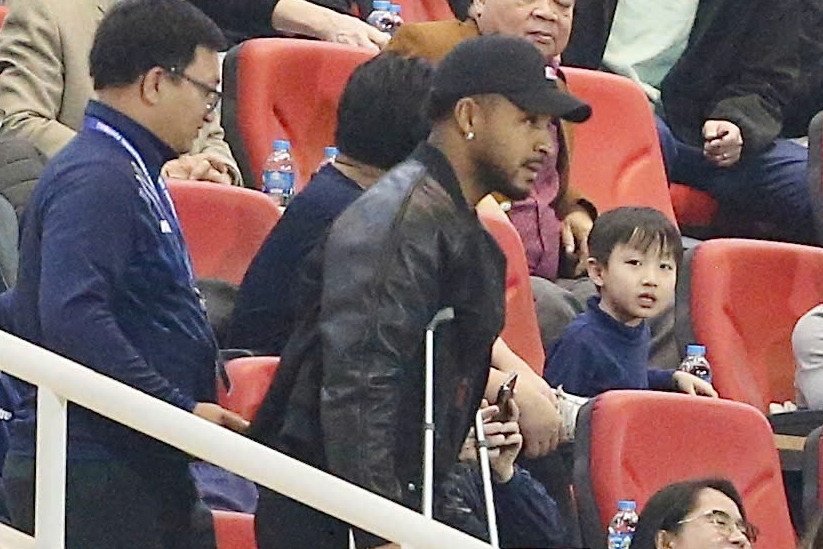 Xuân Son chống nạng đến sân cổ vũ Nam Định đấu Thể Công Viettel