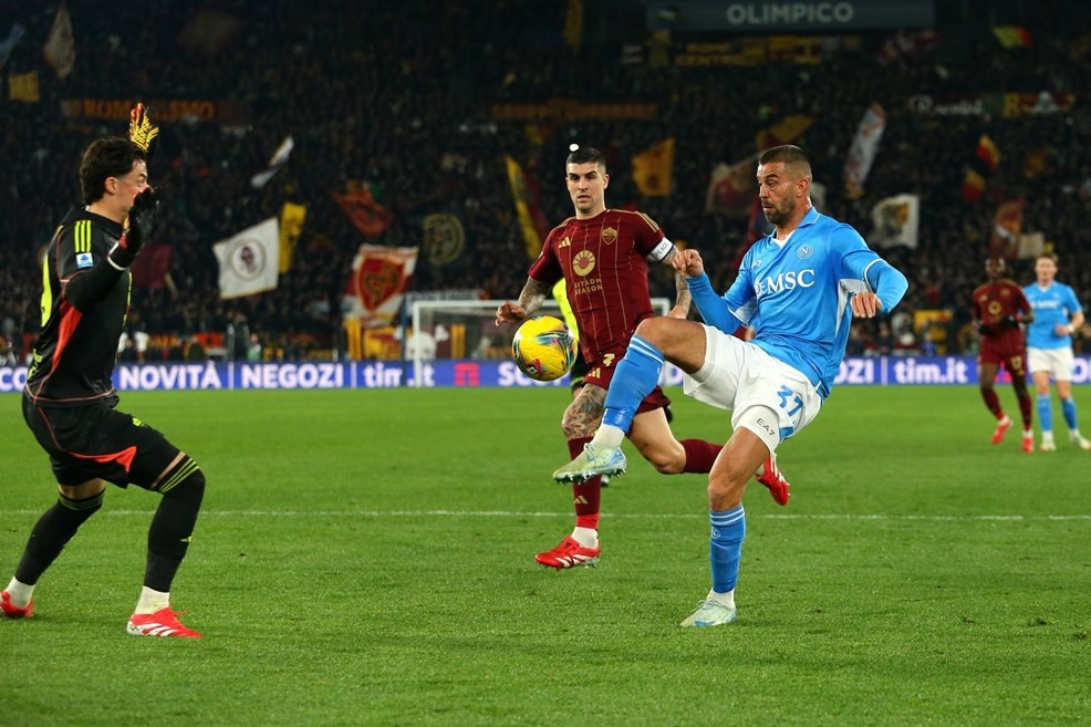 AS Roma thoát thua Napoli phút bù giờ