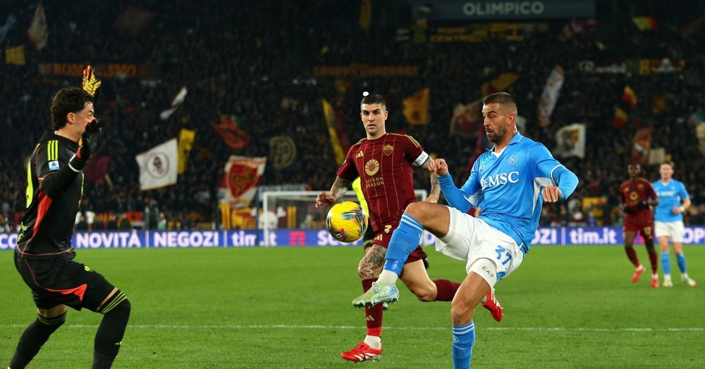 AS Roma thoát thua Napoli phút bù giờ