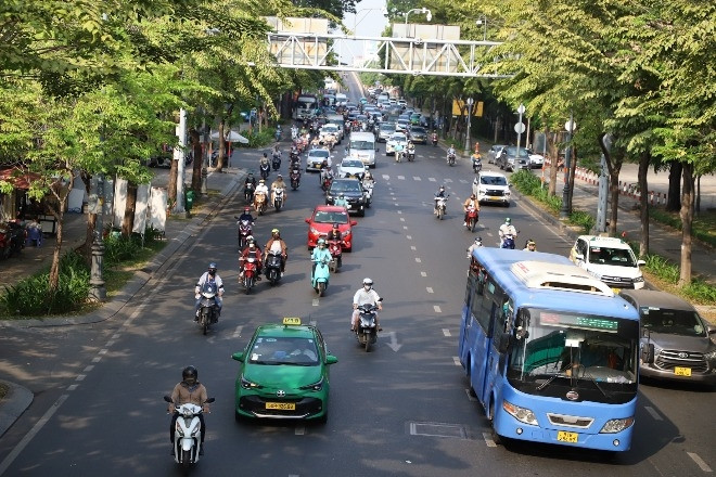 Hình ảnh ngày đầu người dân đi làm trở lại ở TPHCM