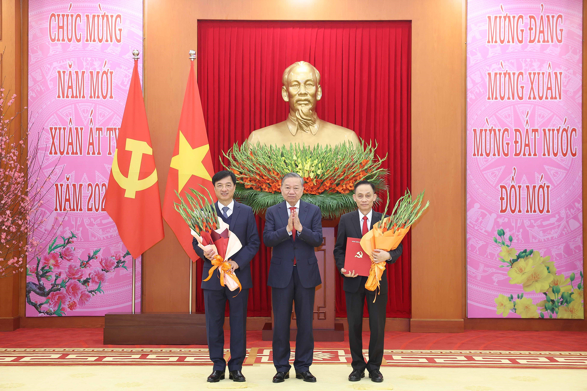 vna_potal_tong_bi_thu_trao_quyet_dinh_thanh_lap_cac_dang_bo_truc_thuoc_trung_uong__7837011.jpg