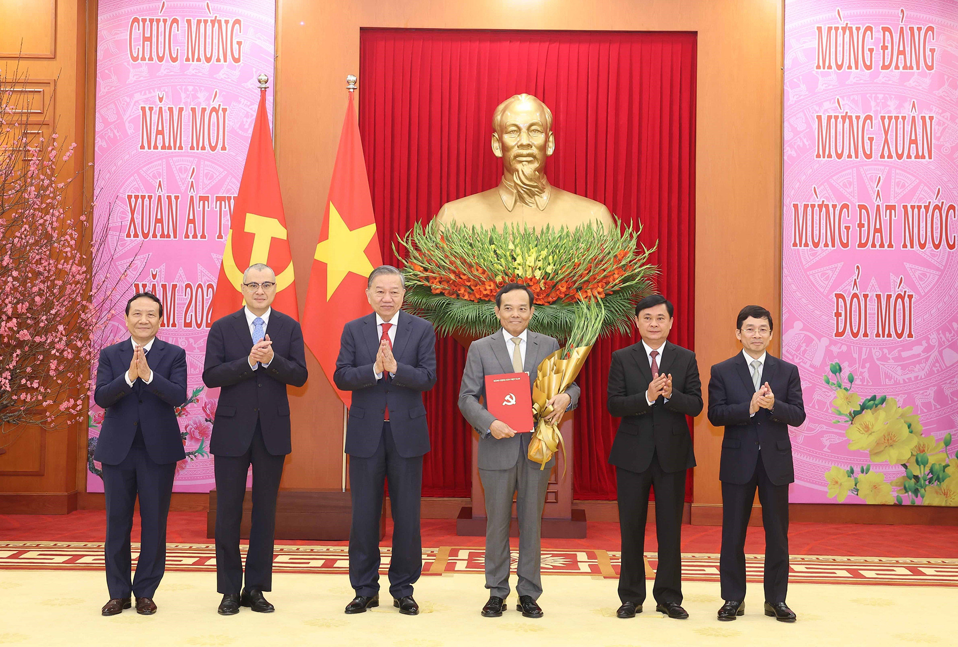 vna_potal_tong_bi_thu_trao_quyet_dinh_thanh_lap_cac_dang_bo_truc_thuoc_trung_uong__7837012.jpg