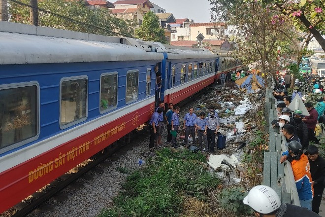 Va chạm với tàu hỏa ở Hà Nội, người điều khiển xe máy tử vong