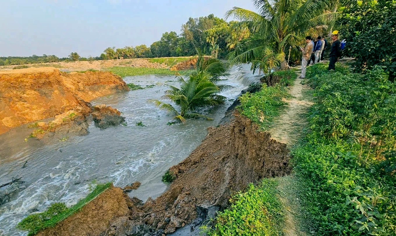 a1Khai thác đất nhà máy gạch làm sạt bờ sông nhà Lê ở Thanh Hóa.jpg