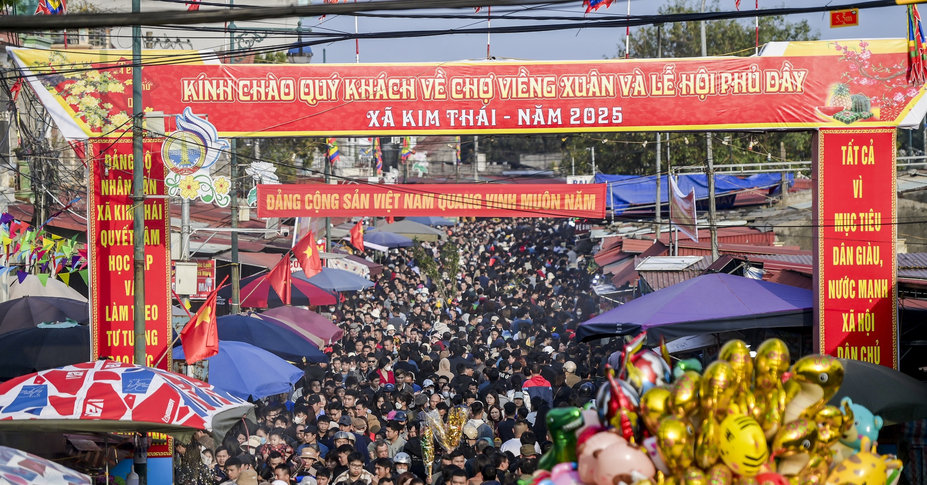 Biển người chen chân tại phiên chợ 'mua may, bán rủi' đầu năm