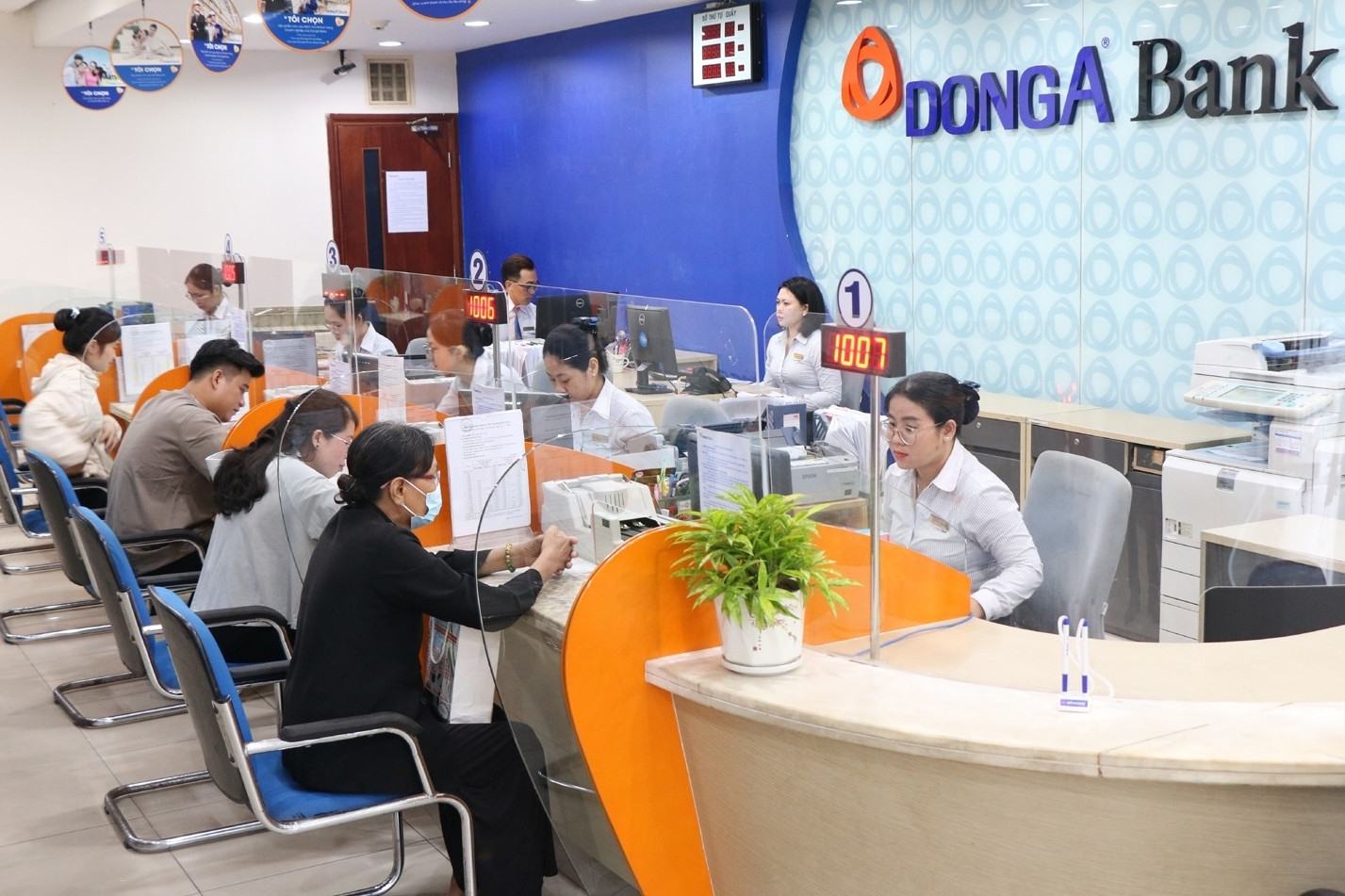 DongA Bank lì xì khách hàng gần 6 tỷ đồng