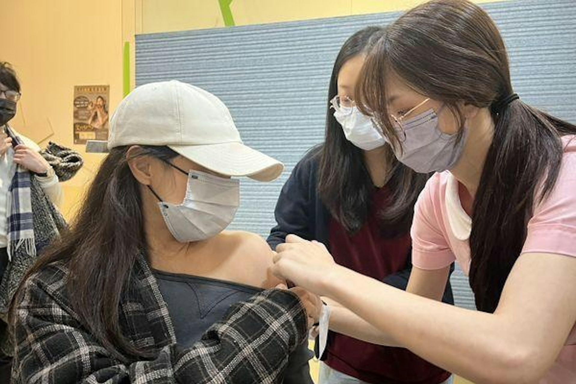 Người dân đổ xô đi tiêm vắc xin phòng cúm sau sự ra đi của Từ Hy Viên