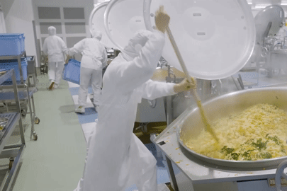 Siêu bếp ăn nấu 3.000 suất cơm mỗi ngày chỉ trong hơn 3 tiếng