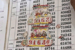 Người đàn ông suy sụp vì 2 tờ vé số trúng giải đặc biệt nhưng bị rách nát