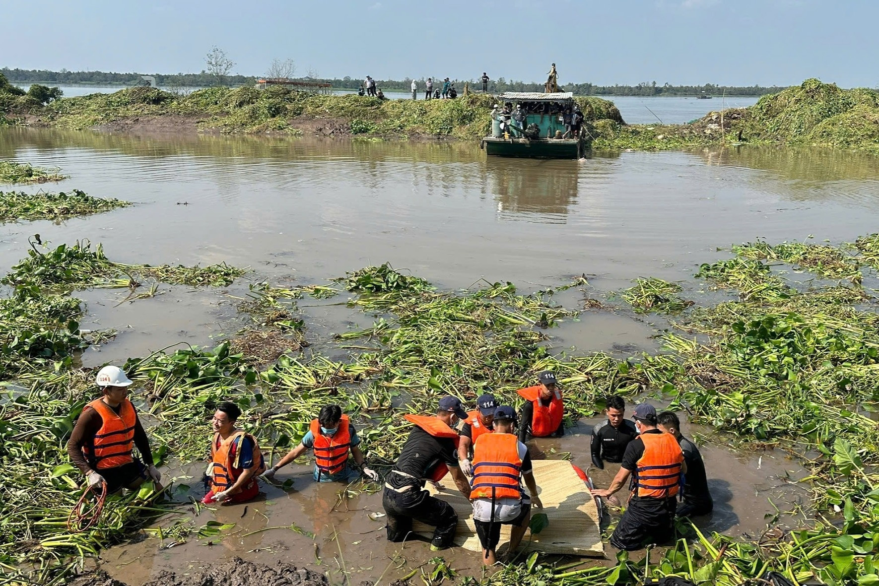 Tìm thấy thi thể 3 thanh niên bị hút vào cống dẫn nước khi đang tắm sông