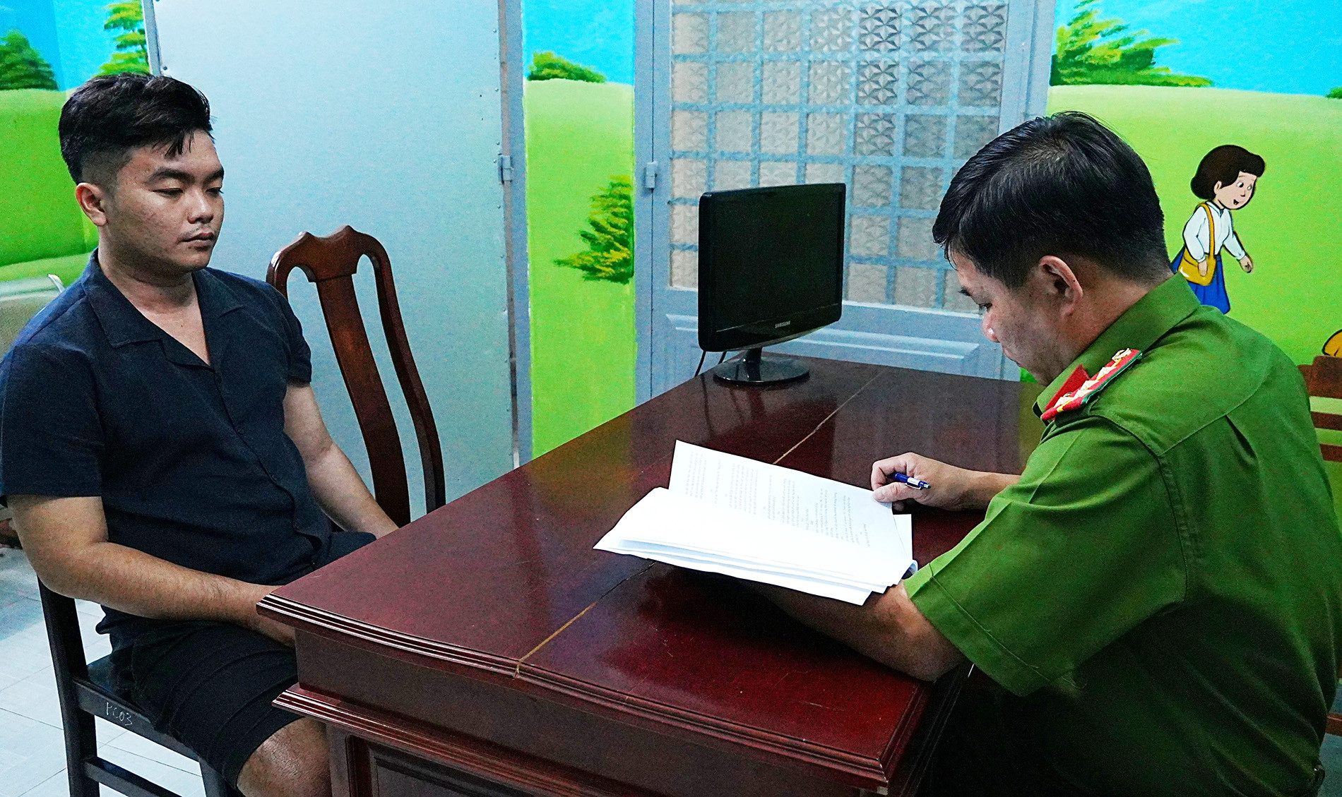 1. Phòng Cảnh sát hình sự Công an tỉnh Tiền Giang lấy lời khai đối tượng Trần Nguyễn Hữu Thắng. Ảnh Trọng Tín.jpg