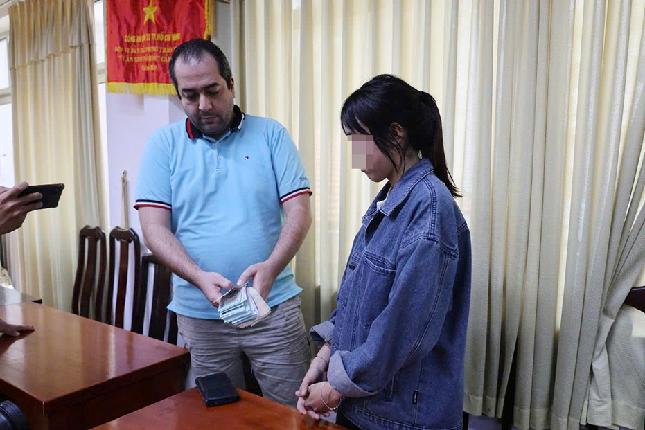 Bắt người nước ngoài dùng 'ảo thuật' chiếm đoạt tiền ở TPHCM