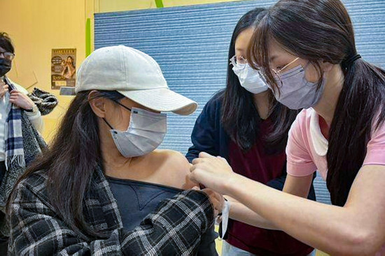 Người dân đổ xô đi tiêm vắc xin phòng cúm sau sự ra đi của Từ Hy Viên