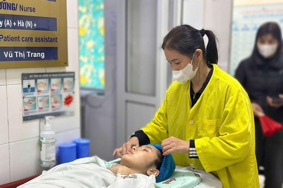 Nữ sinh bị tai nạn giao thông khóc nức nở: