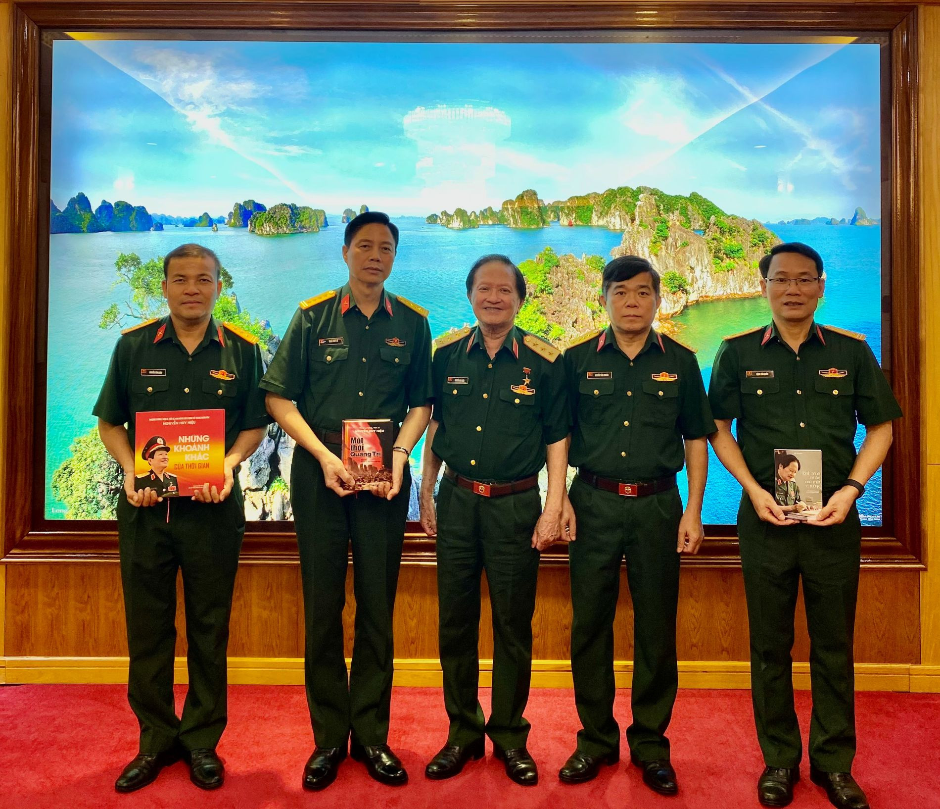 Tặng sách CBCS biển đảo.jpg