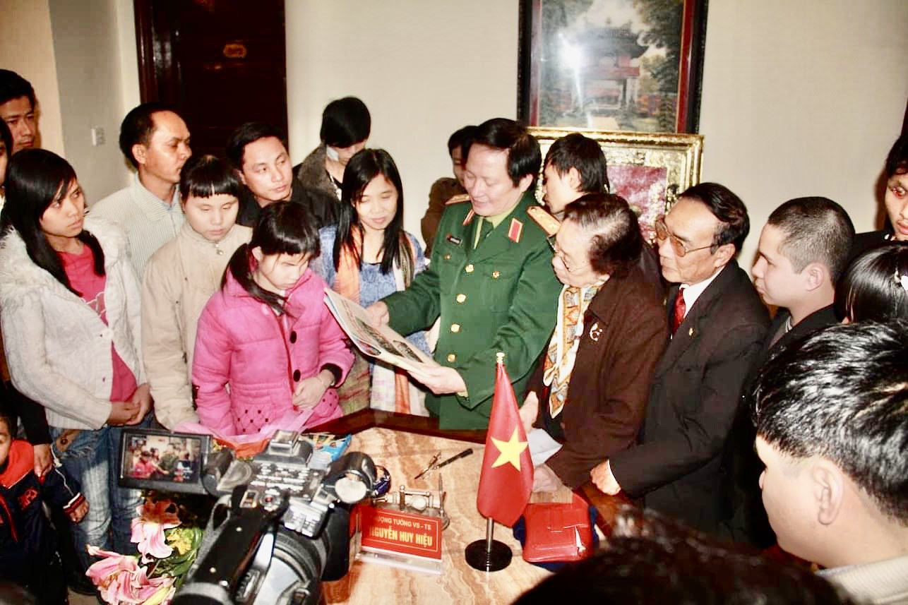 Tặng sách TT nhân đạo Ninh Bình.jpg