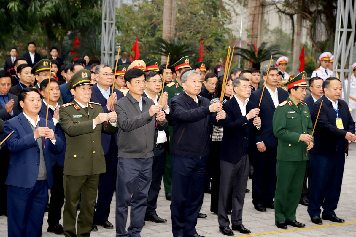 Tổng Bí thư Tô Lâm dâng hương tại Nghĩa trang Liệt sĩ quốc gia Vị Xuyên