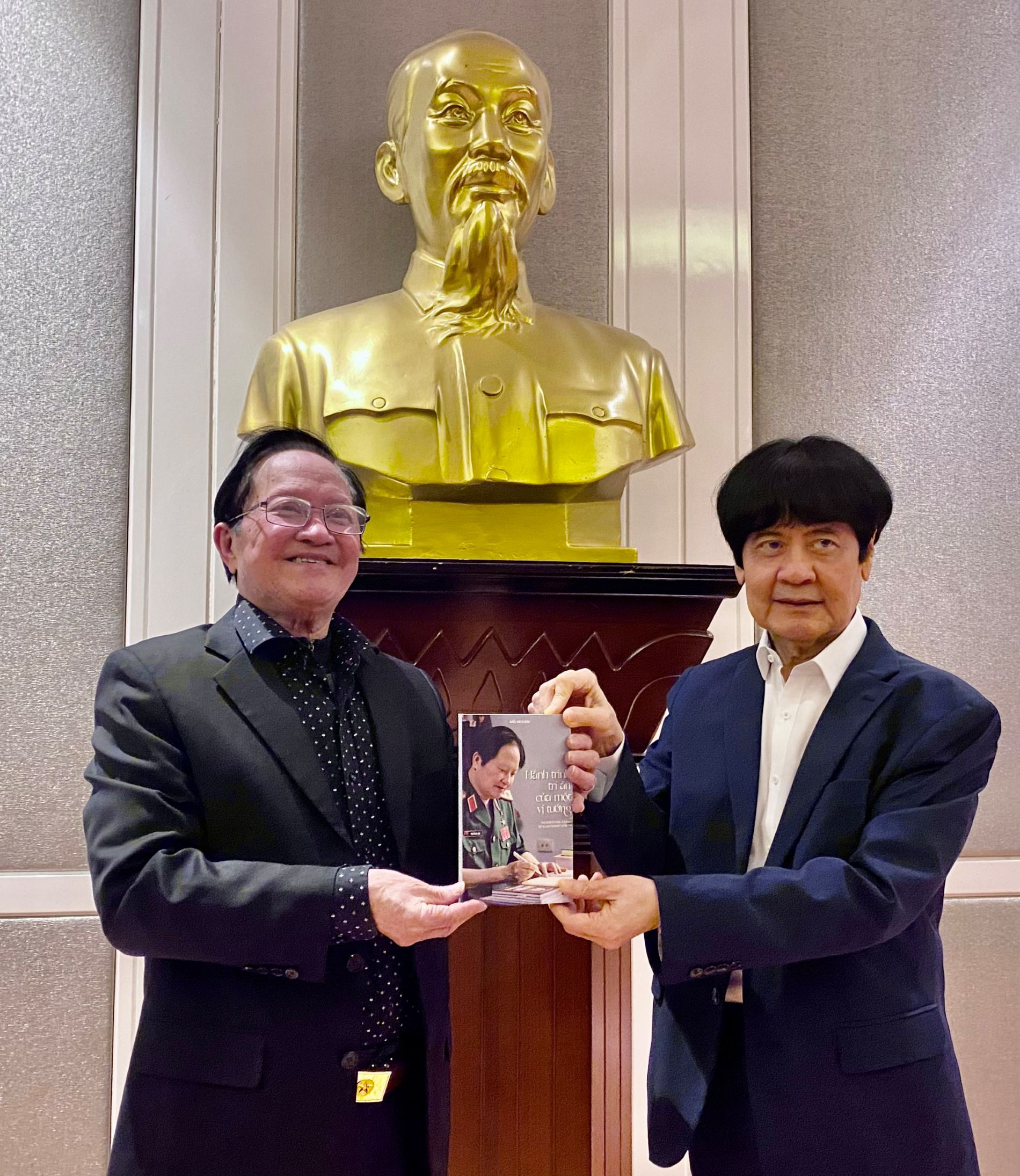 Tướng Hiệu tặng sách clb tướng lĩnh Asean  .jpg