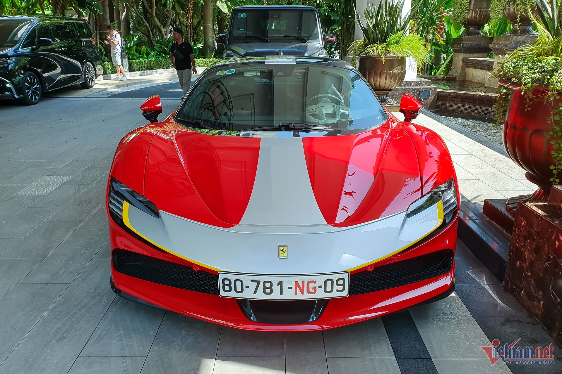 W-Ferrari SF90 Stradale Vietnamnet 1.jpg